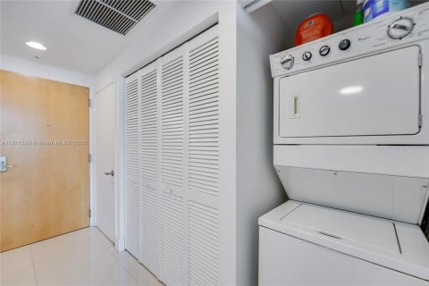 Condo in Miami, Florida, 1 bedroom № 2194093 - photo 13