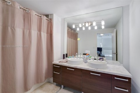 Condo in Miami, Florida, 1 bedroom № 2194093 - photo 11