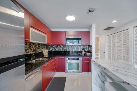Condo in Miami, Florida, 1 bedroom № 2194093 - photo 2