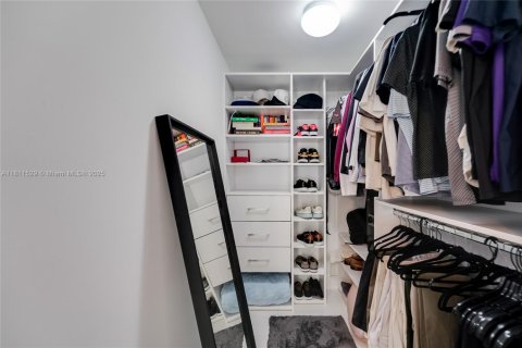 Condo in Miami, Florida, 1 bedroom № 2194093 - photo 12