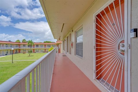 Купить кондоминиум в Майами, Флорида 3 спальни, 88.44м2, № 1832476 - фото 2