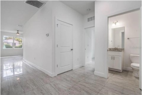 House in Davenport, Florida 4 bedrooms, 166.85 sq.m. № 2092592 - photo 10