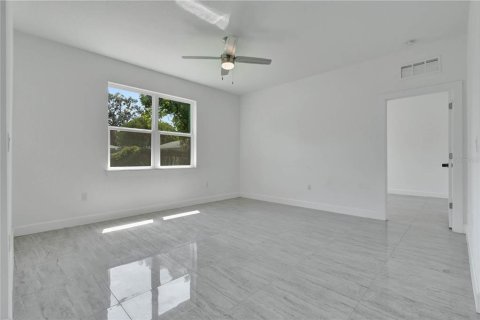 House in Davenport, Florida 4 bedrooms, 166.85 sq.m. № 2092592 - photo 13