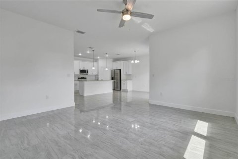 House in Davenport, Florida 4 bedrooms, 166.85 sq.m. № 2092592 - photo 9