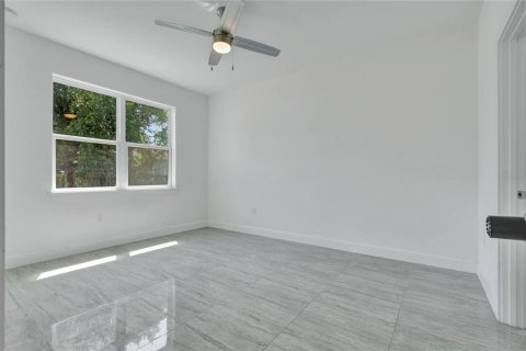 House in Davenport, Florida 4 bedrooms, 166.85 sq.m. № 2092592 - photo 11