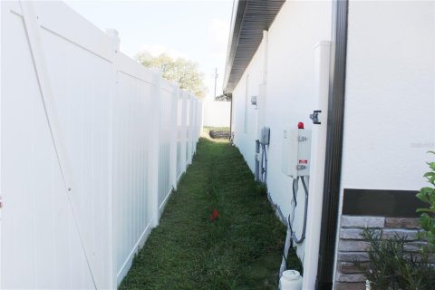House in Davenport, Florida 4 bedrooms, 166.85 sq.m. № 2092592 - photo 23