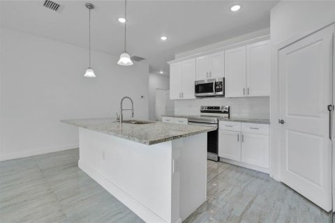 House in Davenport, Florida 4 bedrooms, 166.85 sq.m. № 2092592 - photo 5