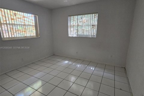 Снять в аренду виллу или дом в Лодерхилл, Флорида 2 спальни, 69.68м2, № 2085297 - фото 3