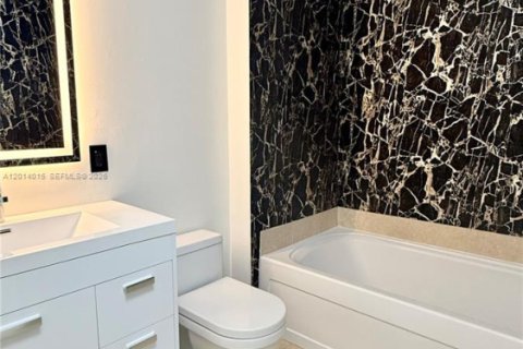Condominio en alquiler en Miami, Florida, 1 dormitorio, 65.68 m2 № 2153919 - foto 11