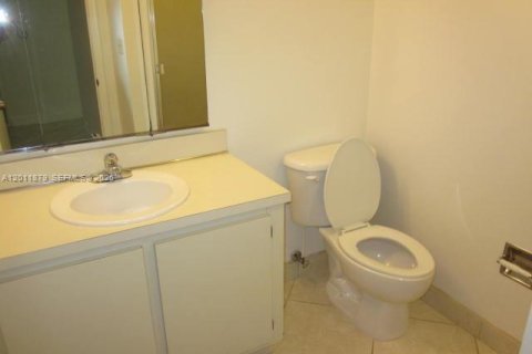 Villa ou maison à louer à Miami, Floride: 3 chambres, 160.16 m2 № 2076148 - photo 11