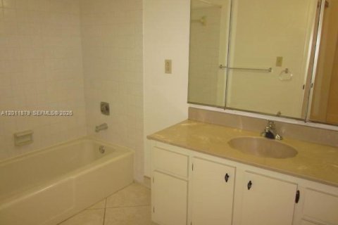 Villa ou maison à louer à Miami, Floride: 3 chambres, 160.16 m2 № 2076148 - photo 7