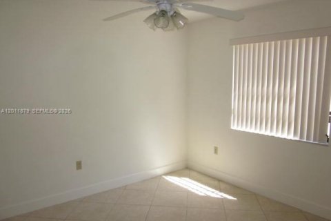 Villa ou maison à louer à Miami, Floride: 3 chambres, 160.16 m2 № 2076148 - photo 9