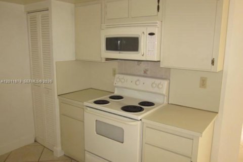 Villa ou maison à louer à Miami, Floride: 3 chambres, 160.16 m2 № 2076148 - photo 4