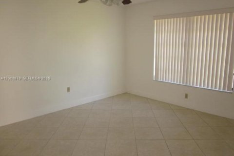 Villa ou maison à louer à Miami, Floride: 3 chambres, 160.16 m2 № 2076148 - photo 6