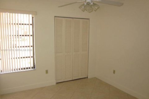 Villa ou maison à louer à Miami, Floride: 3 chambres, 160.16 m2 № 2076148 - photo 8