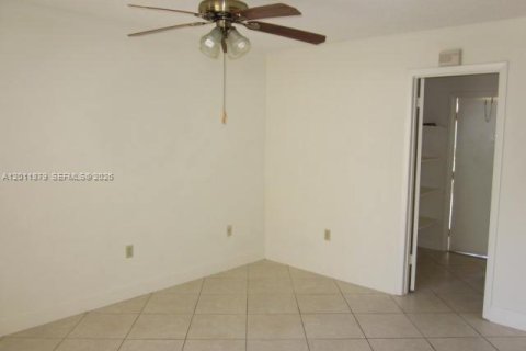 Villa ou maison à louer à Miami, Floride: 3 chambres, 160.16 m2 № 2076148 - photo 10