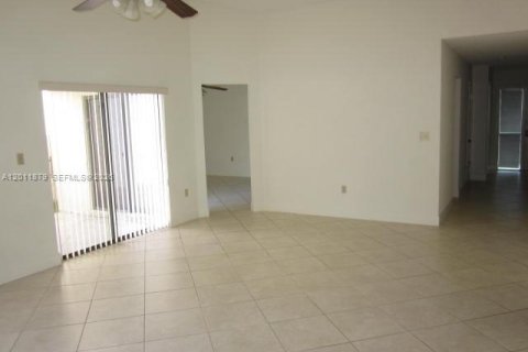 Villa ou maison à louer à Miami, Floride: 3 chambres, 160.16 m2 № 2076148 - photo 5