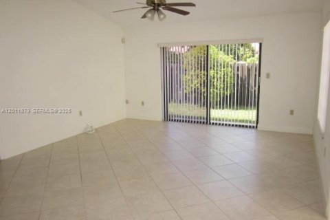 Villa ou maison à louer à Miami, Floride: 3 chambres, 160.16 m2 № 2076148 - photo 2