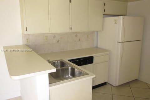 Villa ou maison à louer à Miami, Floride: 3 chambres, 160.16 m2 № 2076148 - photo 3