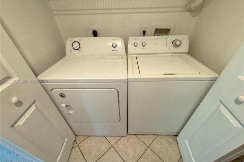 Condo in Fort Lauderdale, Florida, 2 bedrooms  № 2086697 - photo 12