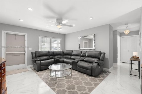 House in Boynton Beach, Florida 2 bedrooms, 122.35 sq.m. № 1689462 - photo 9