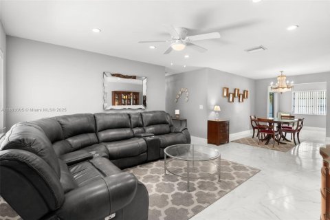 House in Boynton Beach, Florida 2 bedrooms, 122.35 sq.m. № 1689462 - photo 8