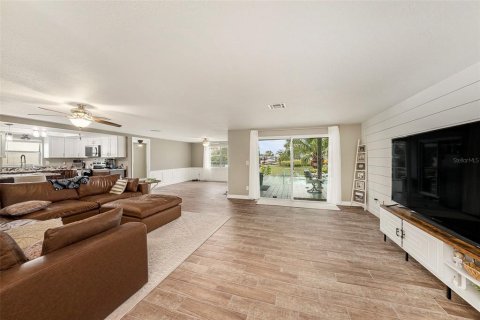 House in Hudson, Florida 3 bedrooms, 144.93 sq.m. № 1808126 - photo 4