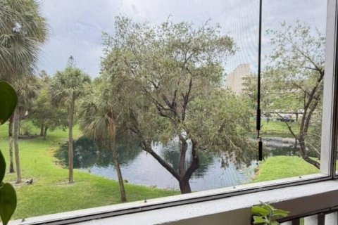 Condo in Lauderhill, Florida, 2 bedrooms  № 2172913 - photo 12