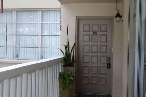 Condo in Lauderhill, Florida, 2 bedrooms  № 2172913 - photo 3