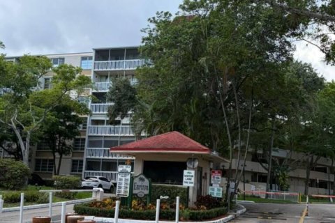 Condo in Lauderhill, Florida, 2 bedrooms № 2172913