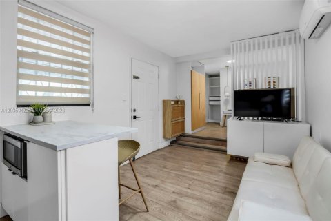 House in Miami, Florida 4 bedrooms, 123.1 sq.m. № 2263327 - photo 23