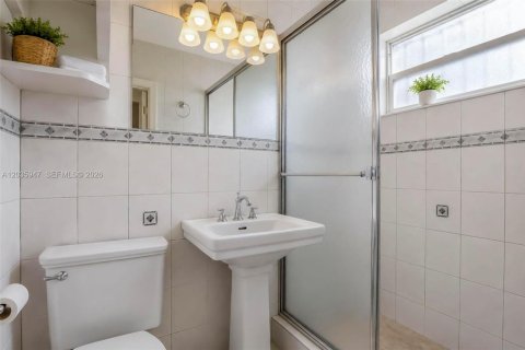 House in Miami, Florida 4 bedrooms, 123.1 sq.m. № 2263327 - photo 18