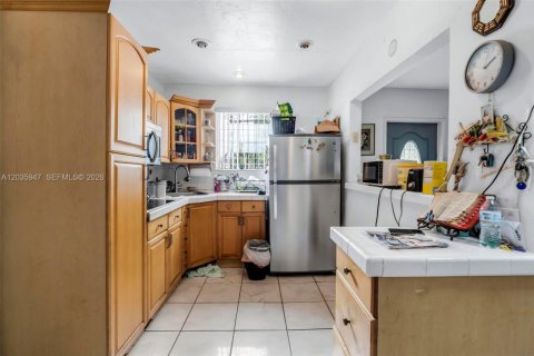 House in Miami, Florida 4 bedrooms, 123.1 sq.m. № 2263327 - photo 5