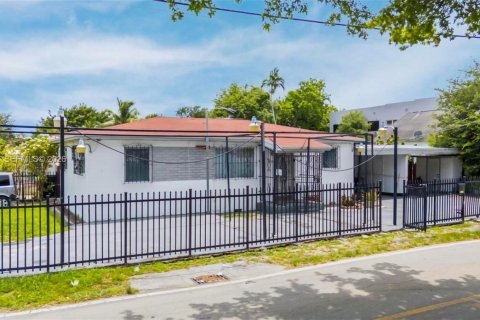 House in Miami, Florida 4 bedrooms, 123.1 sq.m. № 2263327 - photo 1