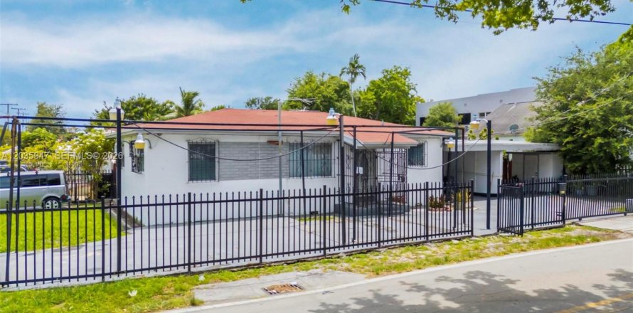 House in Miami, Florida 4 bedrooms, 123.1 sq.m. № 2263327