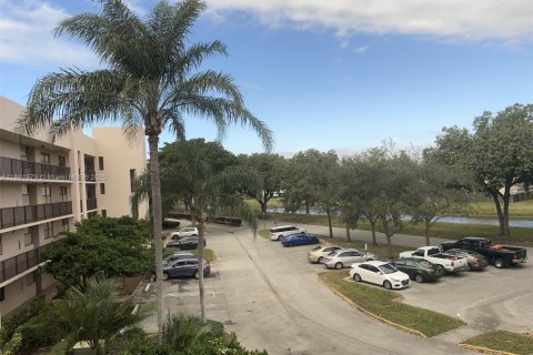 Condo in Sunrise, Florida, 2 bedrooms  № 1892186 - photo 4