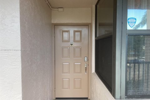 Condo in Sunrise, Florida, 2 bedrooms  № 1892186 - photo 2