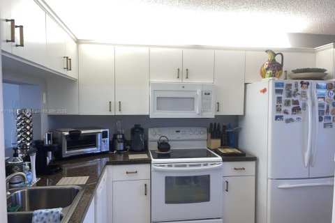 Condo in Sunrise, Florida, 2 bedrooms  № 1892186 - photo 13