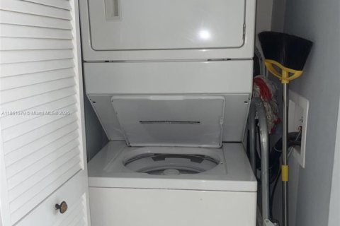 Condo in Sunrise, Florida, 2 bedrooms  № 1892186 - photo 11