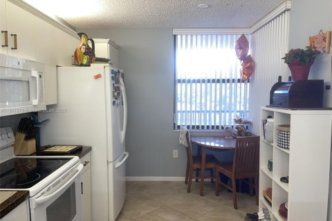 Condo in Sunrise, Florida, 2 bedrooms  № 1892186 - photo 12