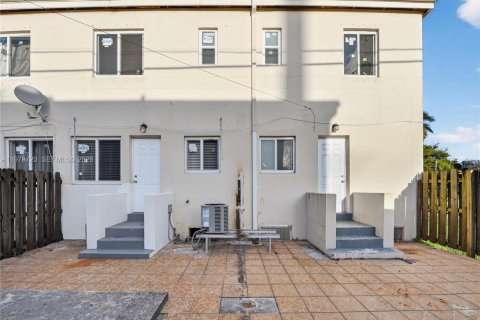 Touwnhouse à vendre à Miami, Floride: 4 chambres, 154.22 m2 № 2044662 - photo 19