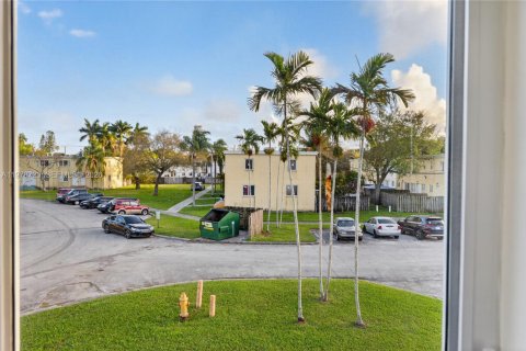 Touwnhouse à vendre à Miami, Floride: 4 chambres, 154.22 m2 № 2044662 - photo 13