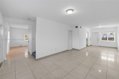 Touwnhouse à vendre à Miami, Floride: 4 chambres, 154.22 m2 № 2044662 - photo 1