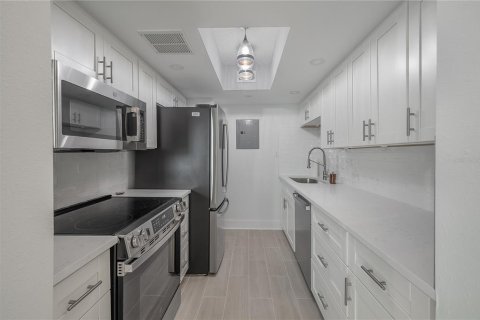 Condo in Saint Pete Beach, Florida, 1 bedroom  № 2204913 - photo 15