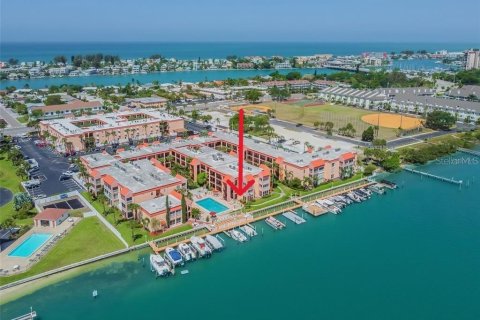 Condo in Saint Pete Beach, Florida, 1 bedroom  № 2204913 - photo 2