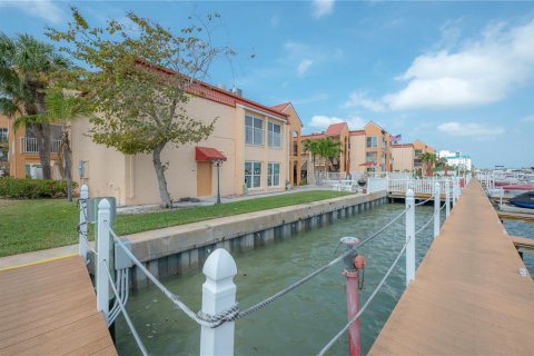 Condo in Saint Pete Beach, Florida, 1 bedroom  № 2204913 - photo 29