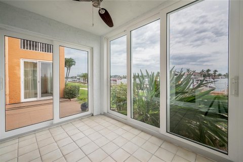 Condo in Saint Pete Beach, Florida, 1 bedroom  № 2204913 - photo 4