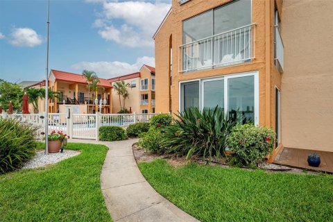Condo in Saint Pete Beach, Florida, 1 bedroom  № 2204913 - photo 21