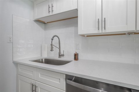 Condo in Saint Pete Beach, Florida, 1 bedroom  № 2204913 - photo 16
