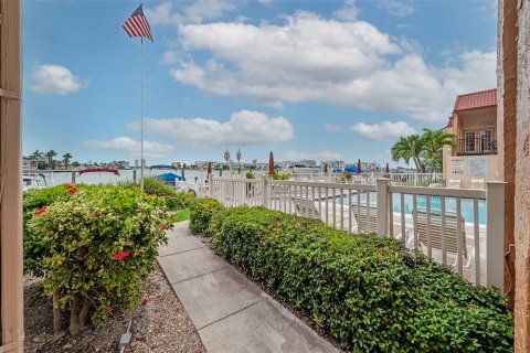 Condo in Saint Pete Beach, Florida, 1 bedroom  № 2204913 - photo 20